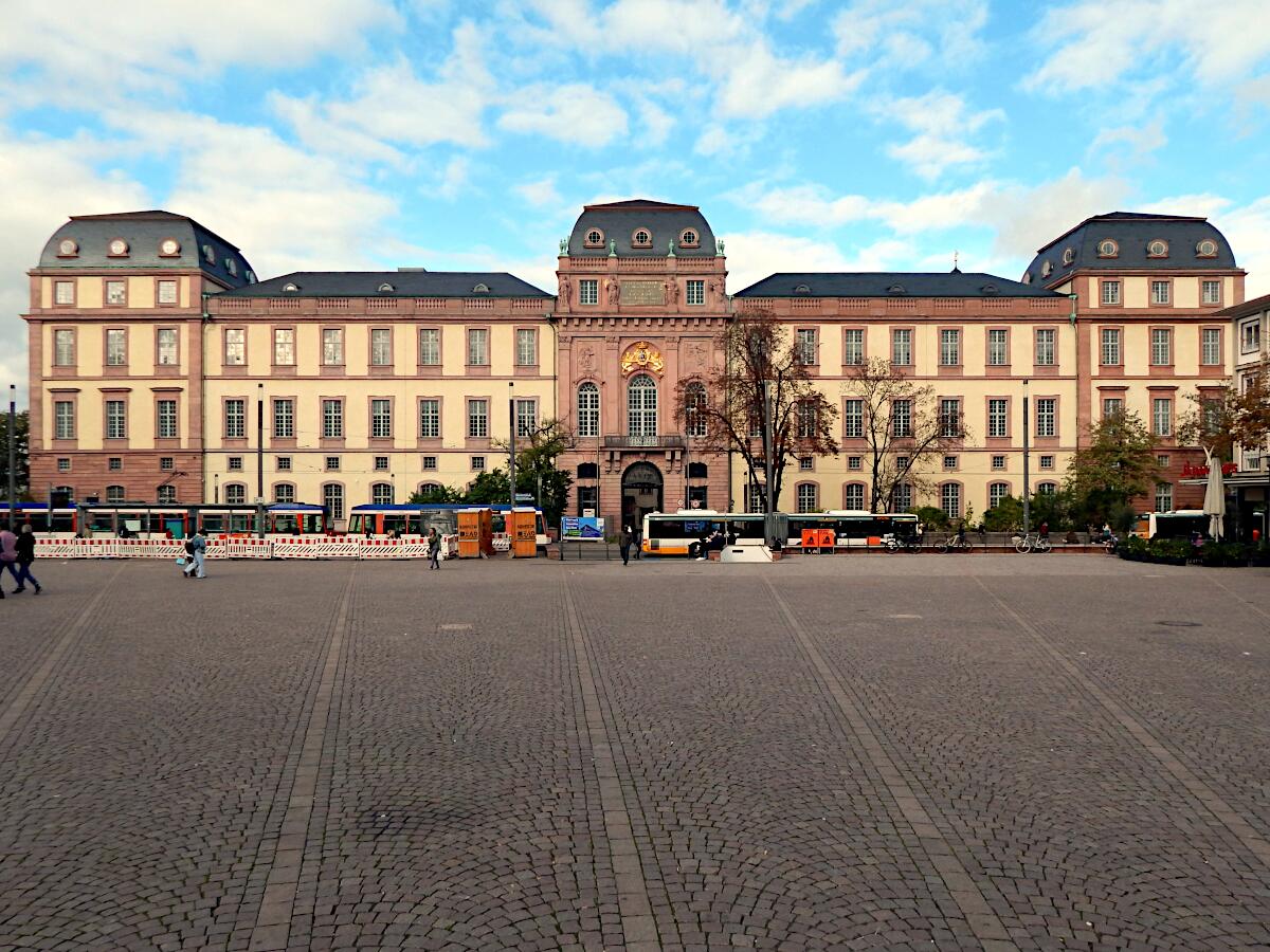 Residenzschloss (ab 1567) - Sdansicht vom Marktplatz