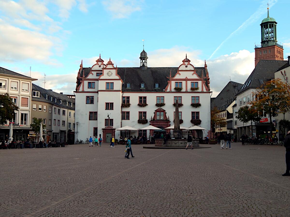 Altes Rathaus (1598-1601, 1927; Wiederaufbau 1954-55) - mit Stadtkirche (rechts)