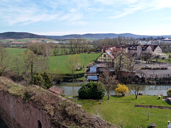 Kinzigtal - im Vordergrund Teil der Ringmauer um die Kaiserpfalz