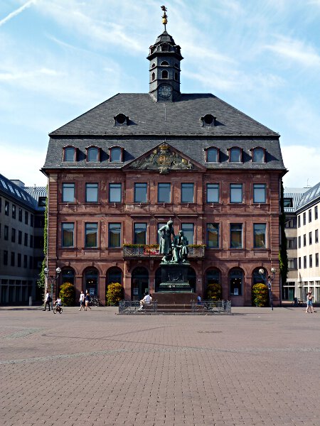 Neustdter Rathaus (1723-33; Rekonstr. 1964) - im Vordergrund Nationaldenkmal Brder Grimm
