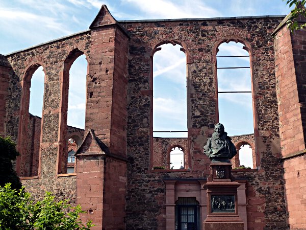 Wallonisch-Niederlndische Kirche (1600-08) - im Vordergrund Denkmal Graf Philipp Ludwigs II., Grnder der Neustadt