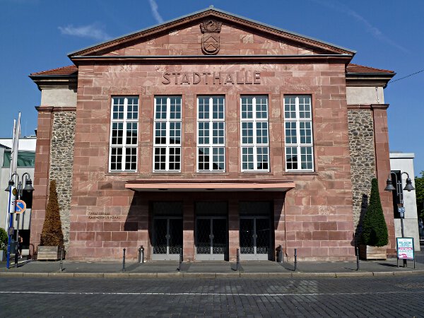 Stadthalle (1928; ehem. Marstall des Stadtschlosses)