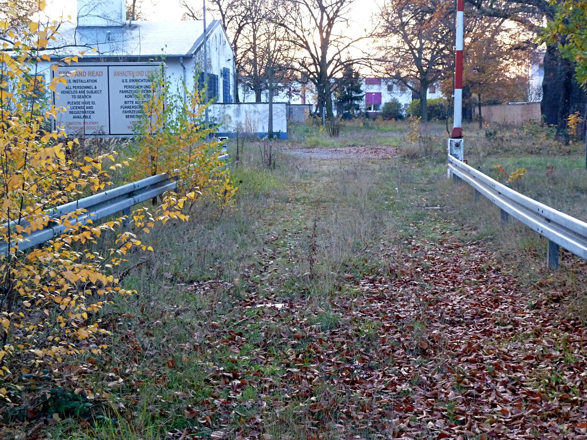 Chemnitzer Strae - ehem. US-Casino auf der Cardwell Area mit Zufahrtskontrolle