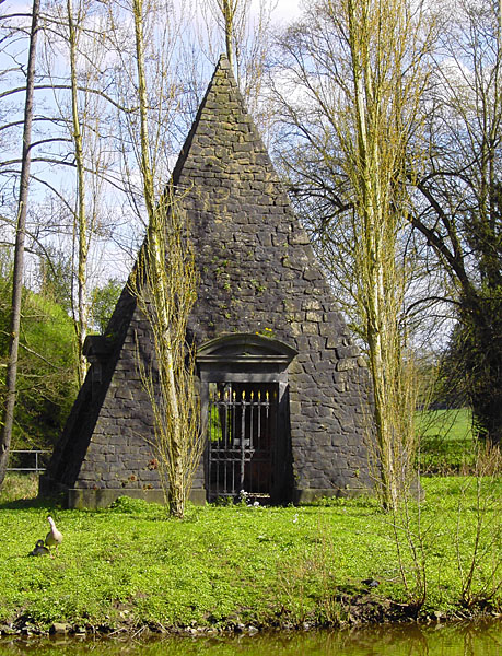 Wilhelmsbad - Prinz-Friedrich-Pyramide auf der Teichinsel
