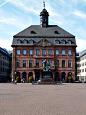 Neustdter Rathaus (1723-33; Rekonstr. 1964) - im Vordergrund Nationaldenkmal Brder Grimm