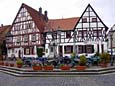 Friedensplatz - Schnbornhof mit Friedensdenkmal