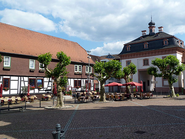 Kirchplatz - rechts Torbau