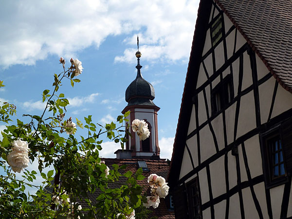 Schlossstrae - mit Kirchturm St. Ccilia