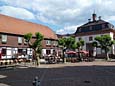 Kirchplatz - rechts Torbau