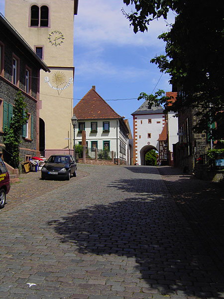 Hauptstrae - Wehrkirche St.Kilian und Obertor