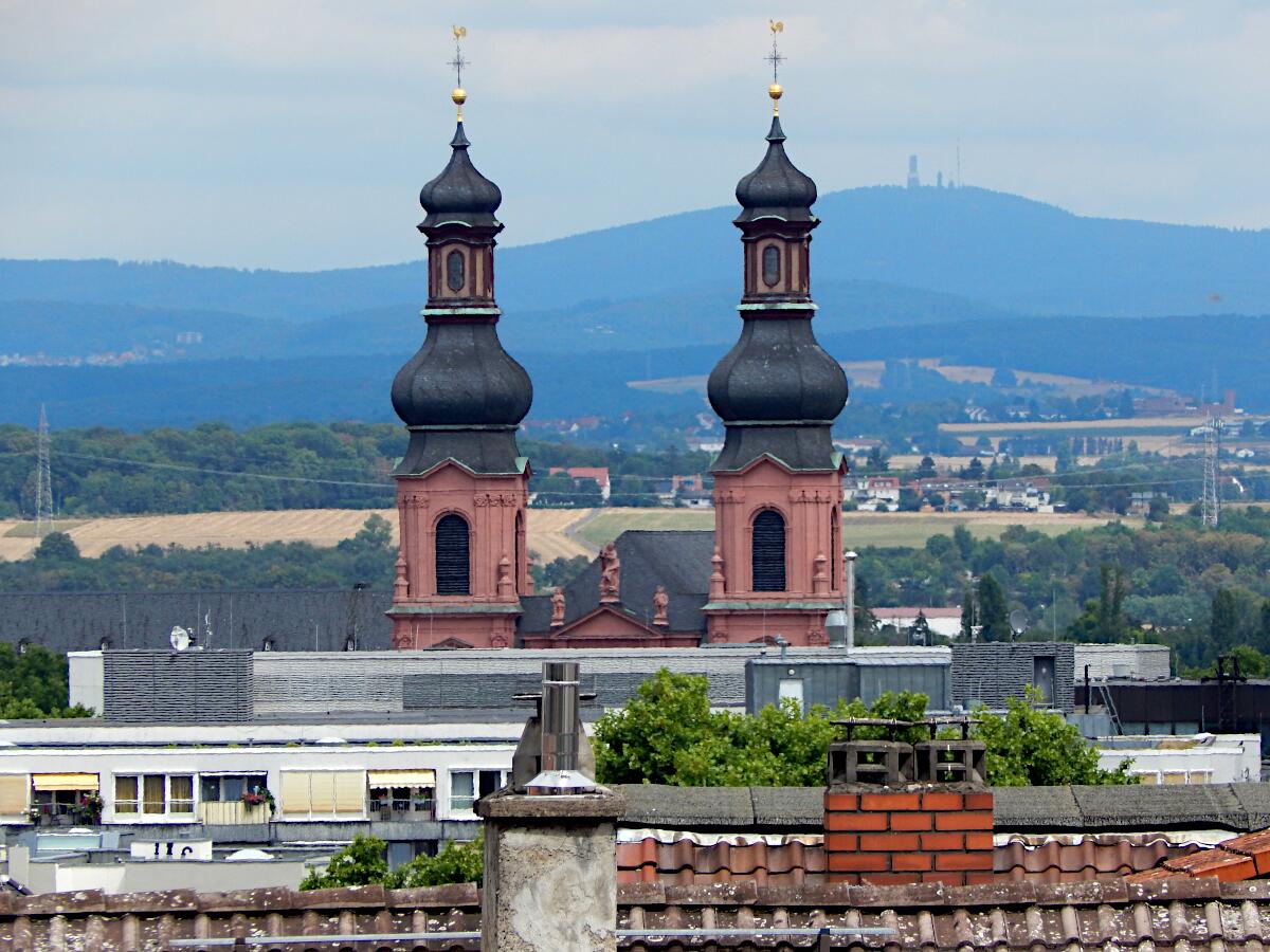 St. Peter (1749-56) - im Hintergrund Taunus mit groem Feldberg