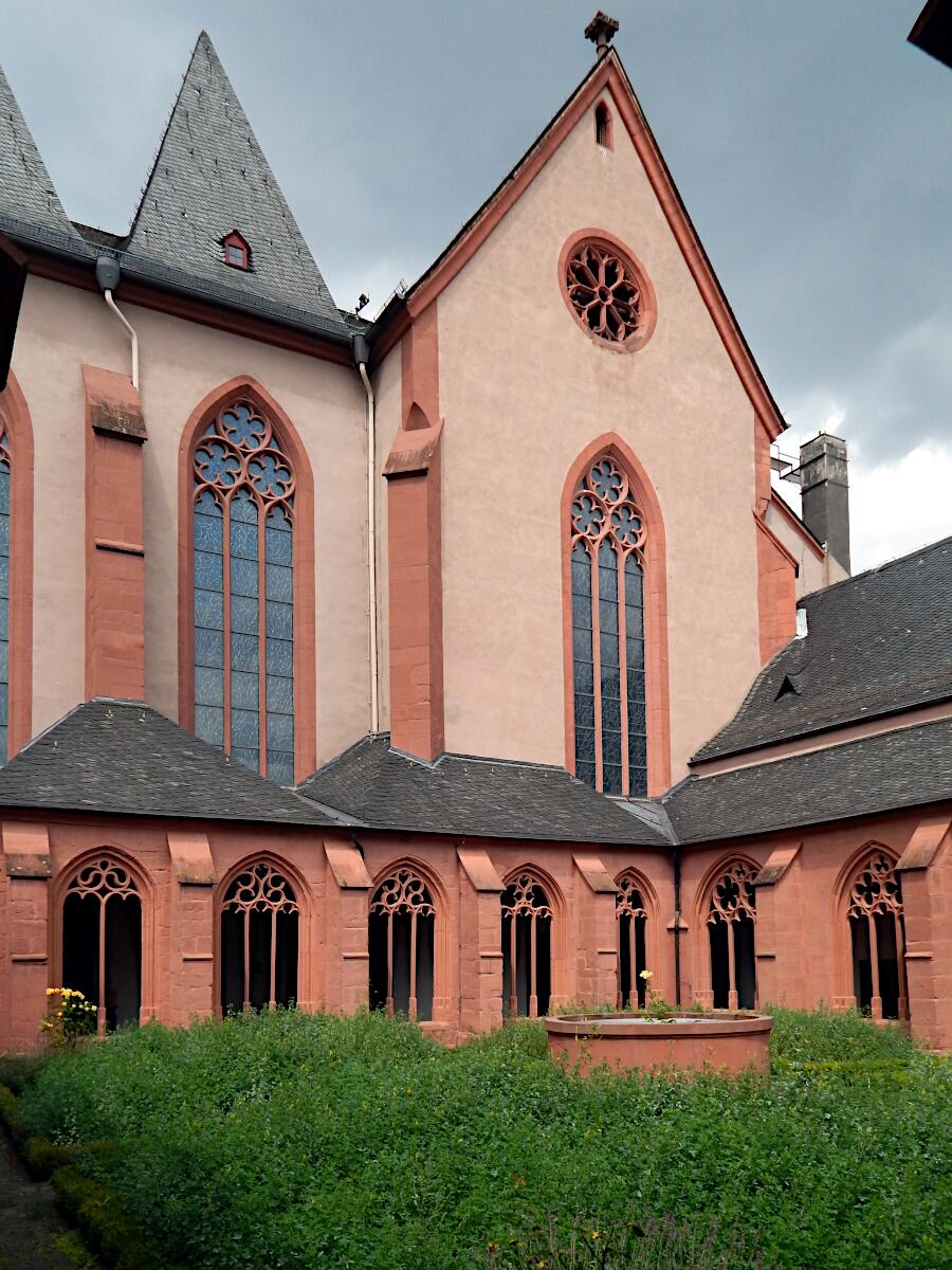 St. Stephan (1267-1340) - im Vordergrund Kreuzgang (1462-99)