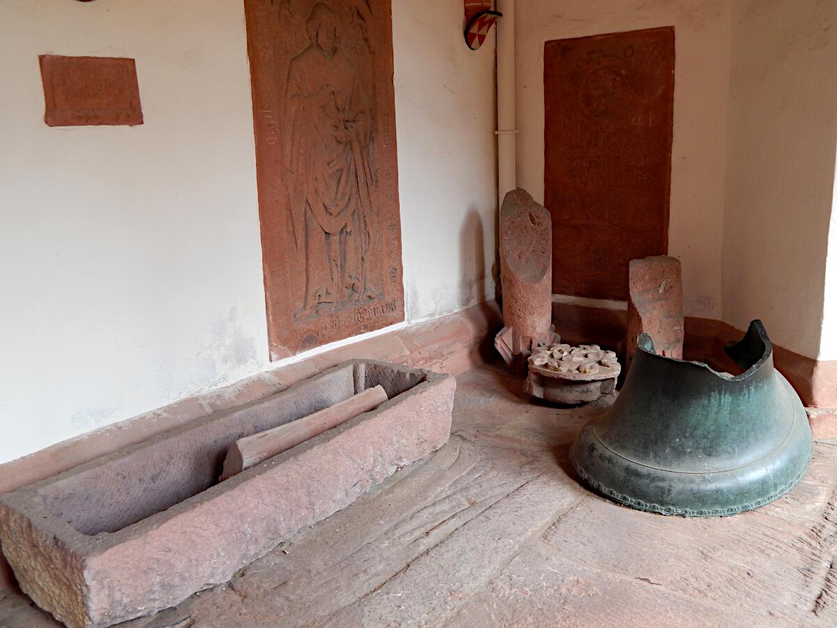 St. Stephan - Kreuzgang (1462-99) mit zerstrter Glocke