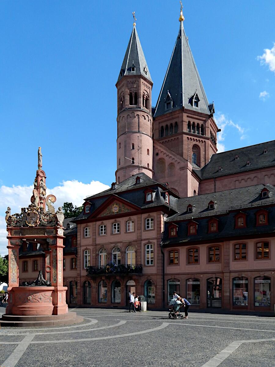 Markt - Marktbrunnen (1526) und Dom St. Martin und St. Stefan (nach 975)