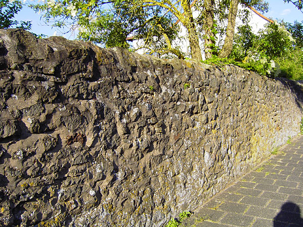 Bornweg - Rest der Dietesheimer Ringmauer (um 1610)