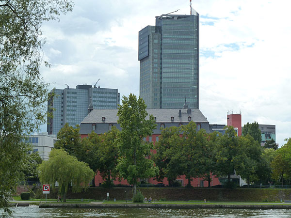 Mainufer - Isenburger Schloss mit City Tower (120 m)