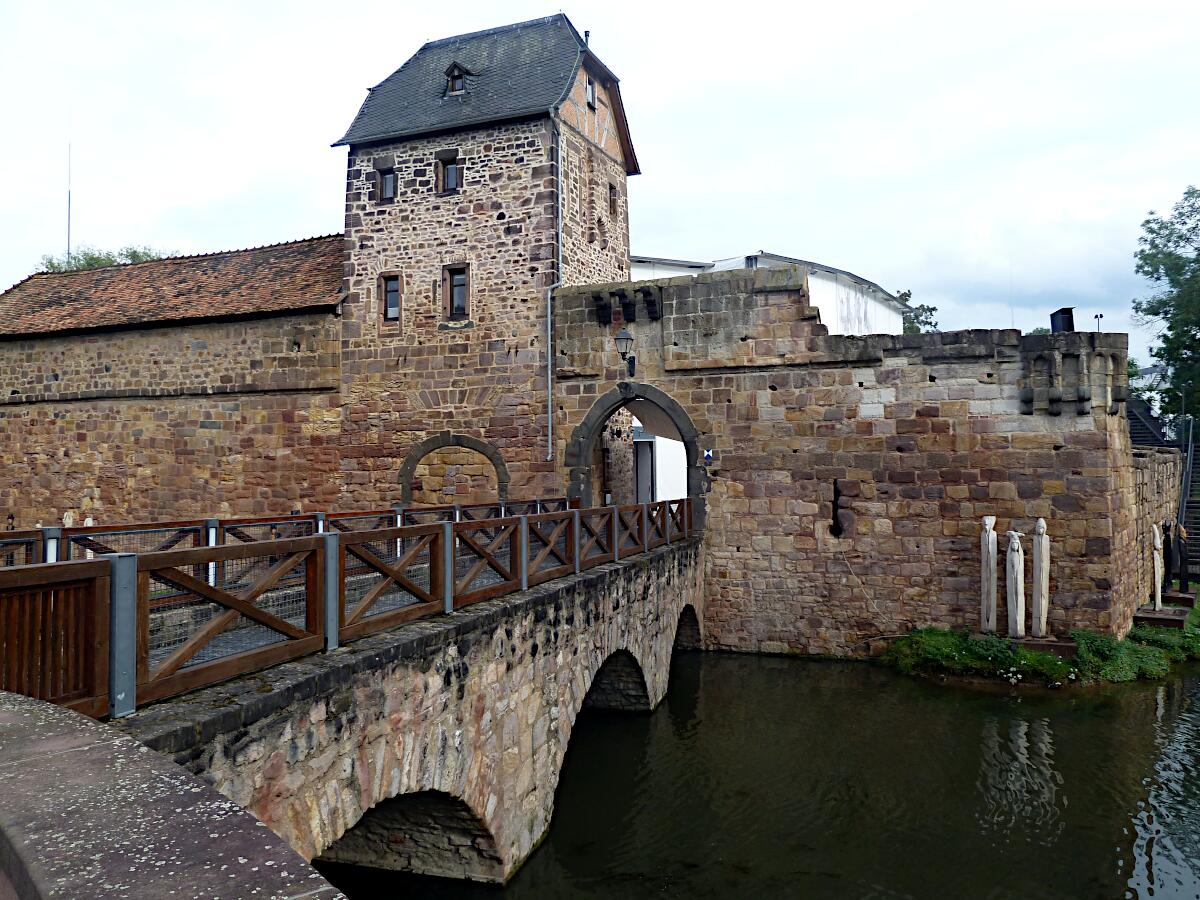 Burg Vilbel (ab 12. Jh.) - Nordwestseite mit Zugangsbrcke