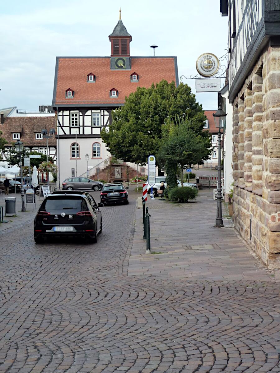 Frankfurter Strae - im Hintergrund Rathaus