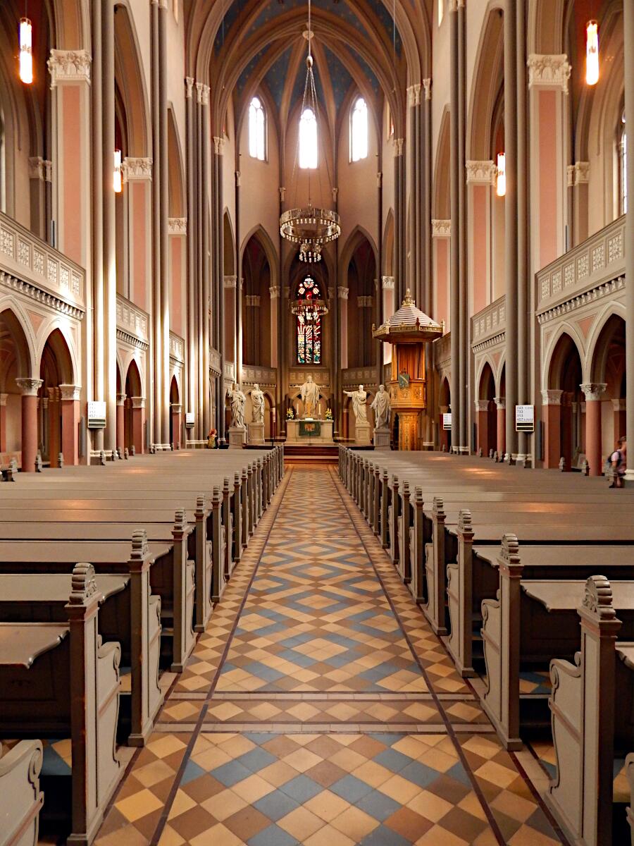 Marktkirche (1853-62) - Hauptaltar mit Christus und Evangelistengruppe