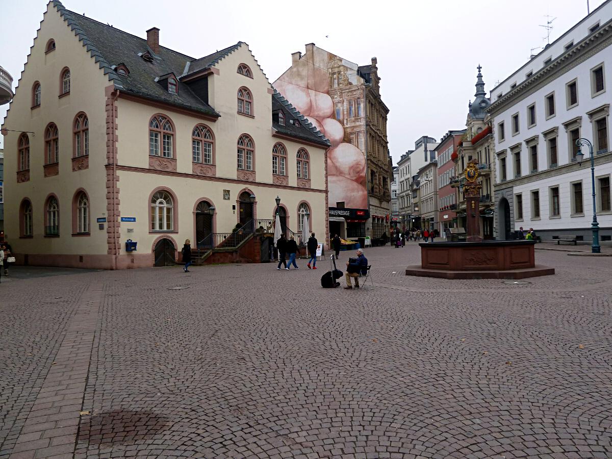 Schloplatz - mit Altem Rathaus (1608-10), Marktbrunnen (1753) und ehem. Stadtschloss