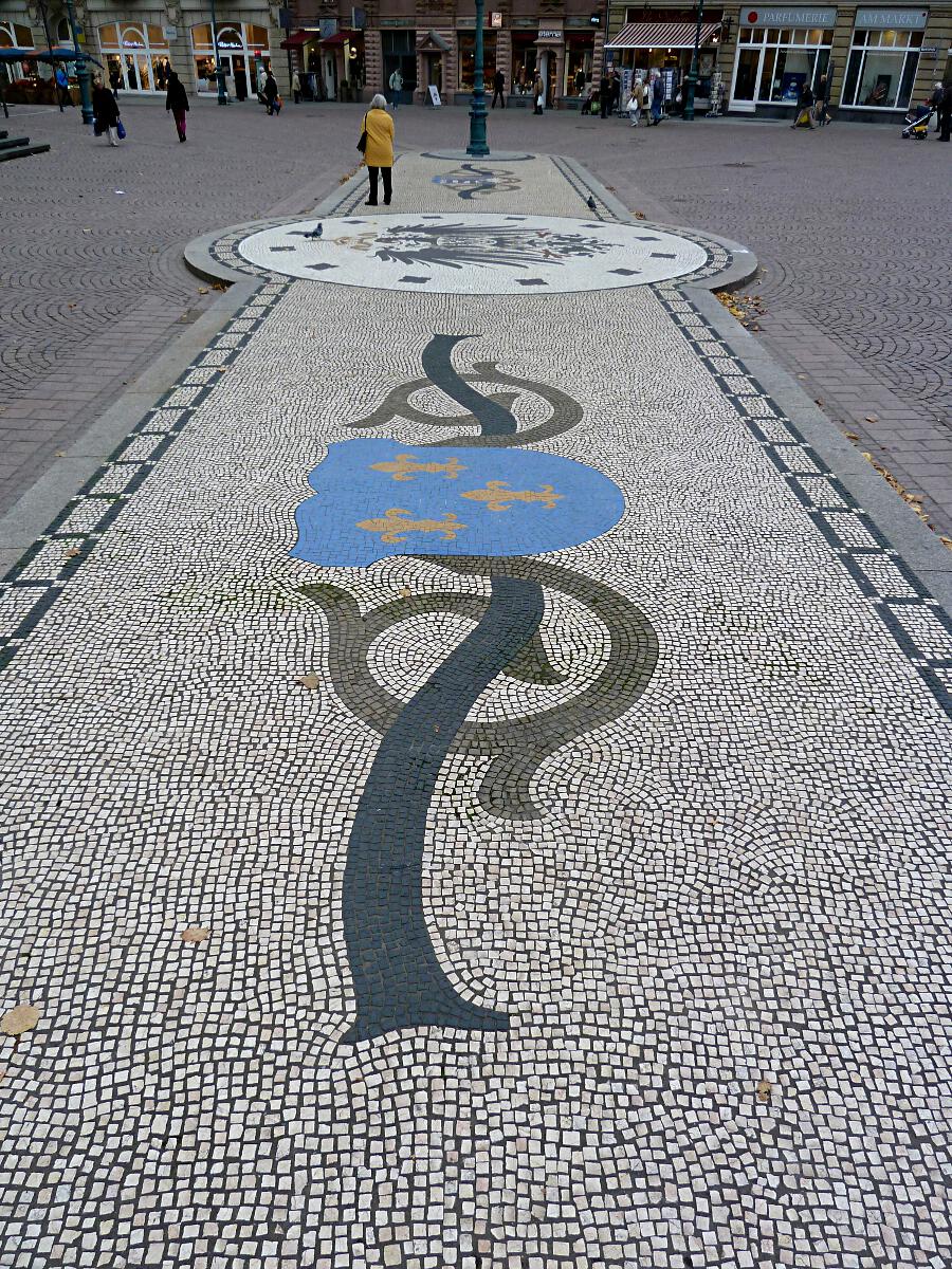 Schloplatz - historische Verkehrsinsel mit Reichsadler-Mosaik (1905, 2004)