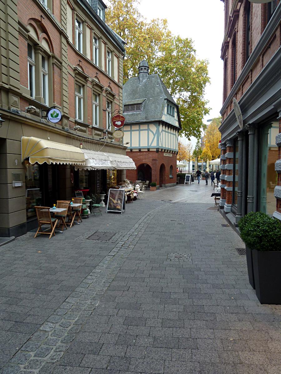 Grabenstrae - im Hintergrund Bckerbrunnen