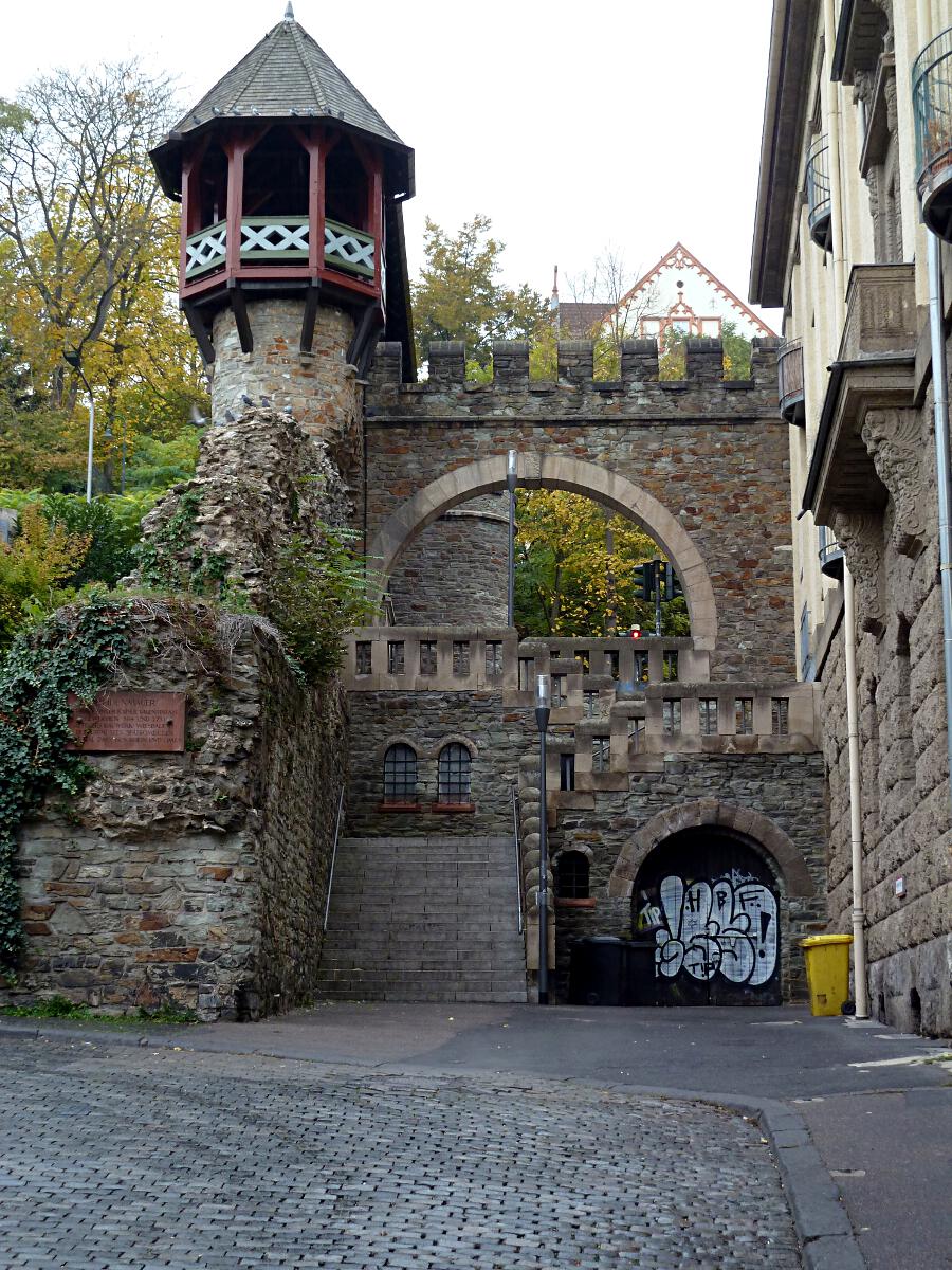 Rm. Heidenmauer (um 370 n.Chr.) - mit Rmertor (1903)