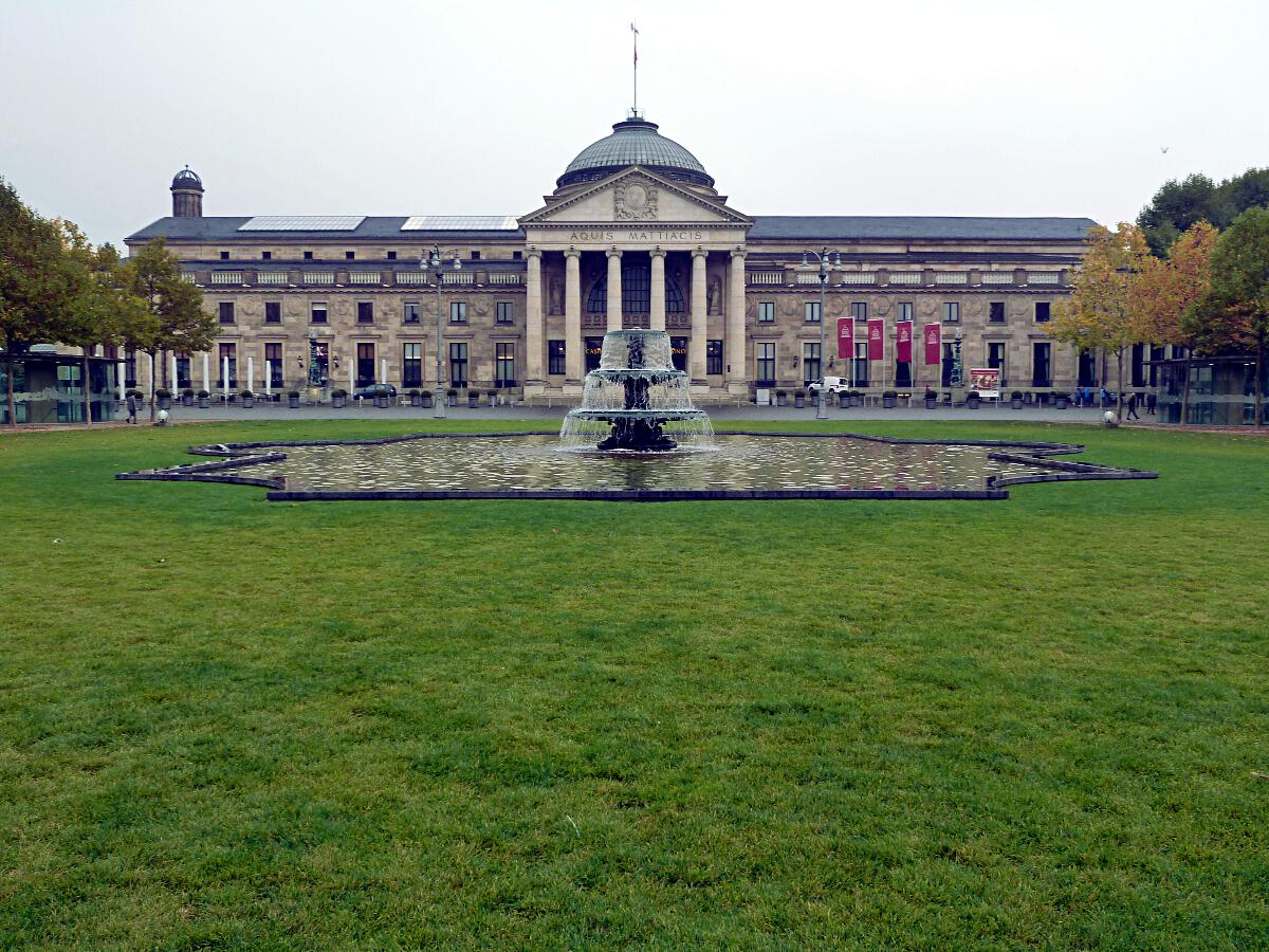 Bowling Green - im Hintergrund Kurhaus
