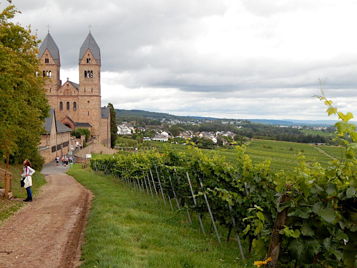 Abtei St. Hildegard (1904) mit Klosterweingut