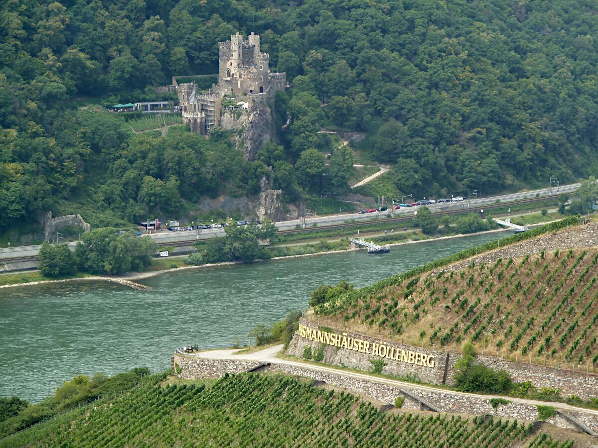 Burg Rheinstein (ab 14. Jh., 1825-29) und Assmannshuser Hllenberg