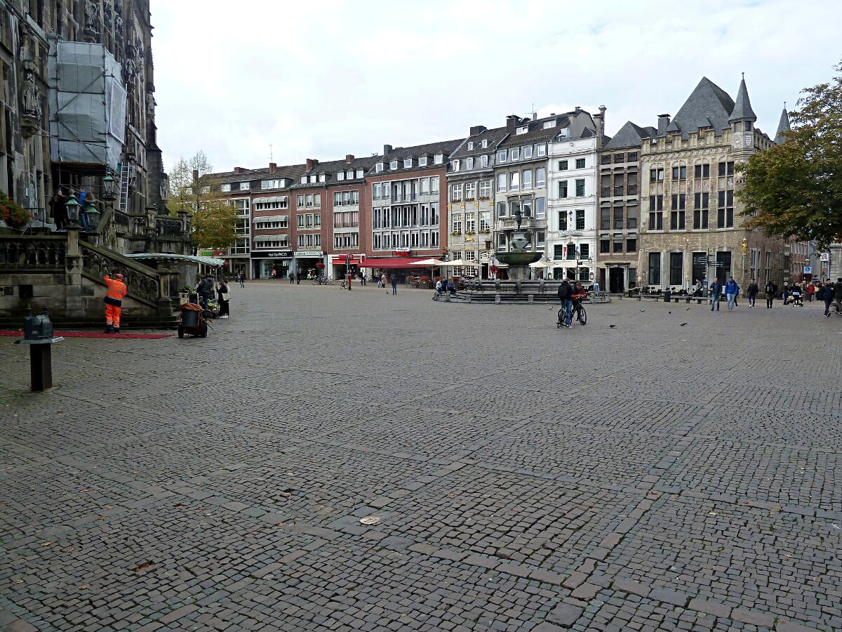 Markt - mit Rathaus (links) und Haus L�wenstein (rechts)