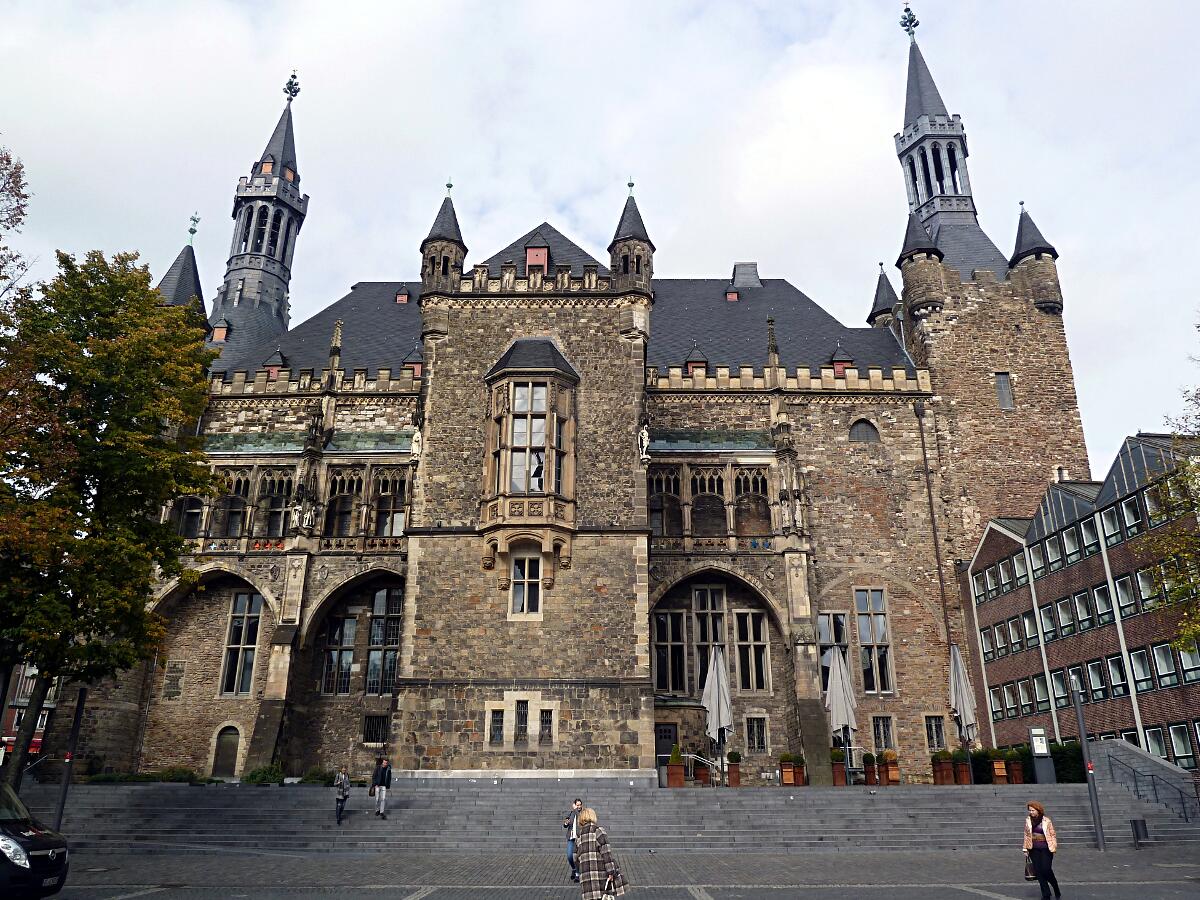 Aachener Rathaus (14. Jh.) - S�dansicht Katschhof