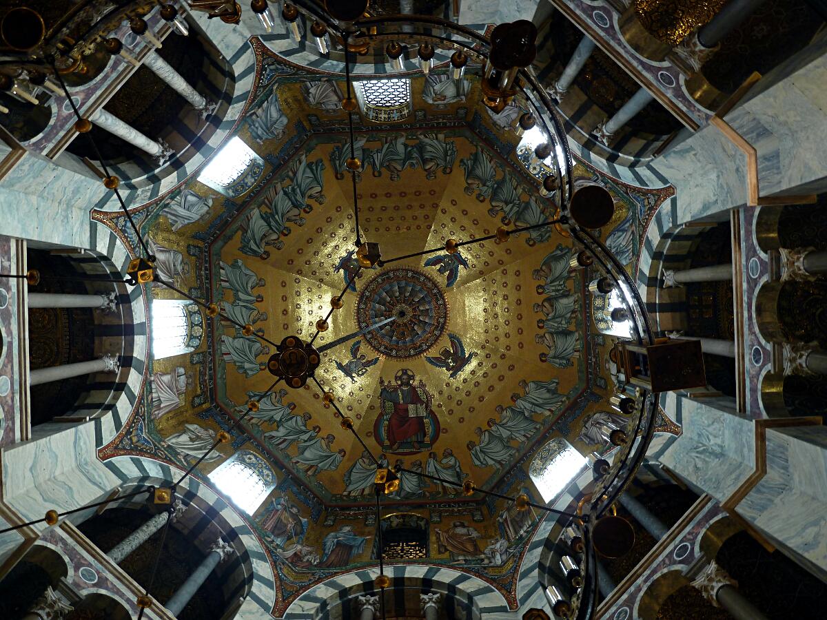 Aachener Dom (ab 795) - Kuppelgew�lbe Oktogon (803) mit Glasmosaik (1880-81)