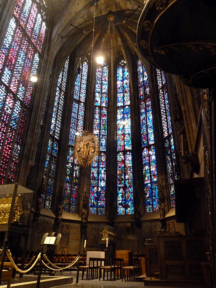 Aachener Dom (ab 795) - Chorhalle (1355-1414) mit Marienschrein (1239) und Karlsschrein (1215)