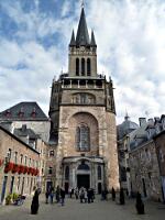 Aachener Dom (ab 795) - Westwerk mit neugotischem Glockenturm
