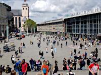 Bahnhofsvorplatz - im Hintergrund St. Mari� Himmelfahrt