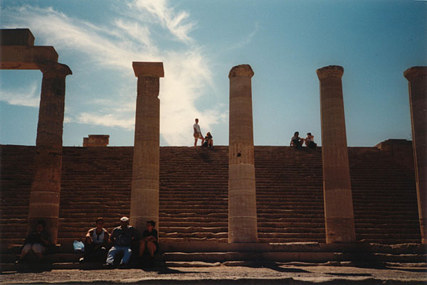 Lndos - Freitreppe der Propylen mit berresten der monumentalen Stoa (Antike Akropolis)