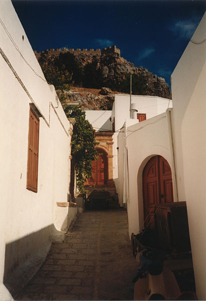 Lndos - Altstadtgasse mit Akropolis