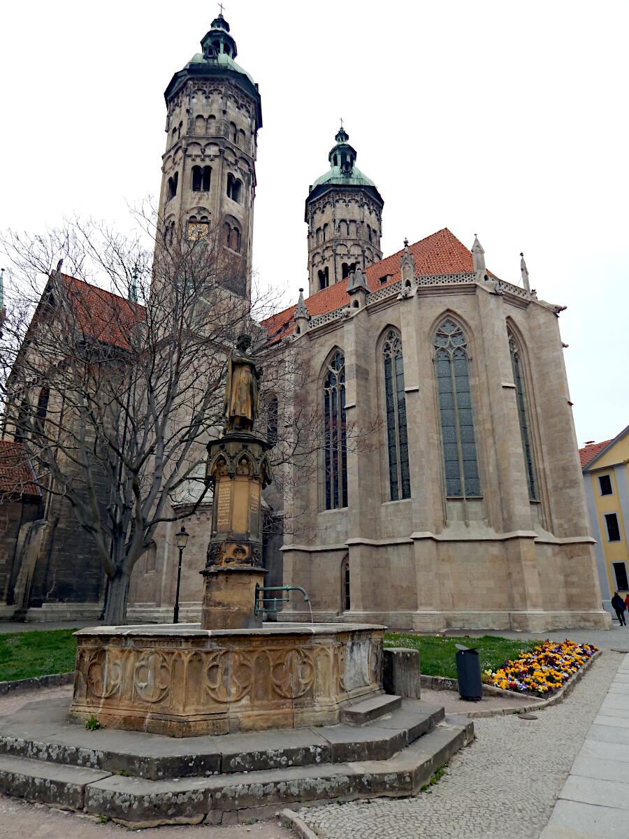 Dom St. Peter und Paul (ab 1210) - Osttrme mit Barockhauben (1711/13); im Vordergrund Ekkehard-Brunnen (16. Jh.)