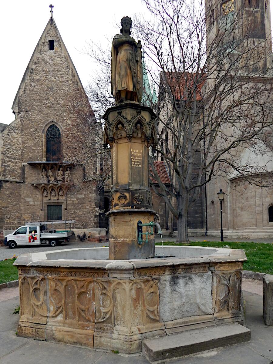 Ekkehard-Brunnen (16. Jh.) - im Hintergrund Dreiknigskapelle