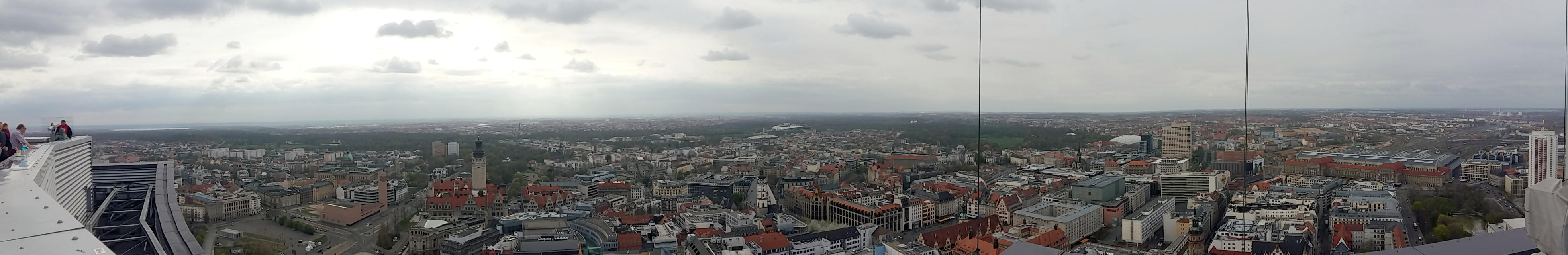 Panorama West - Neues Rathaus (1899-1905), Thomaskirche (1482-96, 1537, 19. Jh.), Markt, Leipziger Hauptbahnhof (1915; Wiederaufbau 1950-65)