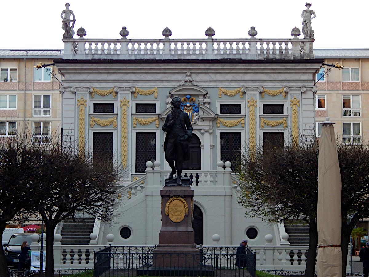Alte Handelsbrse (1678-87; Wiederaufbau 1955-62) - im Vordergrund Goethedenkmal (1903)