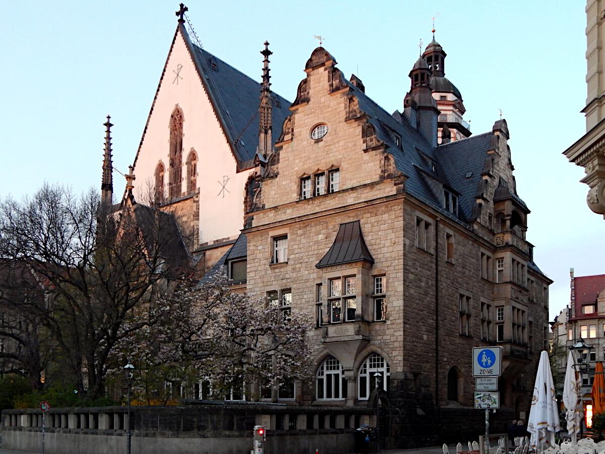 Thomaskirche (1482-96, 1537, 19. Jh.) und Thomashaus (190204)
