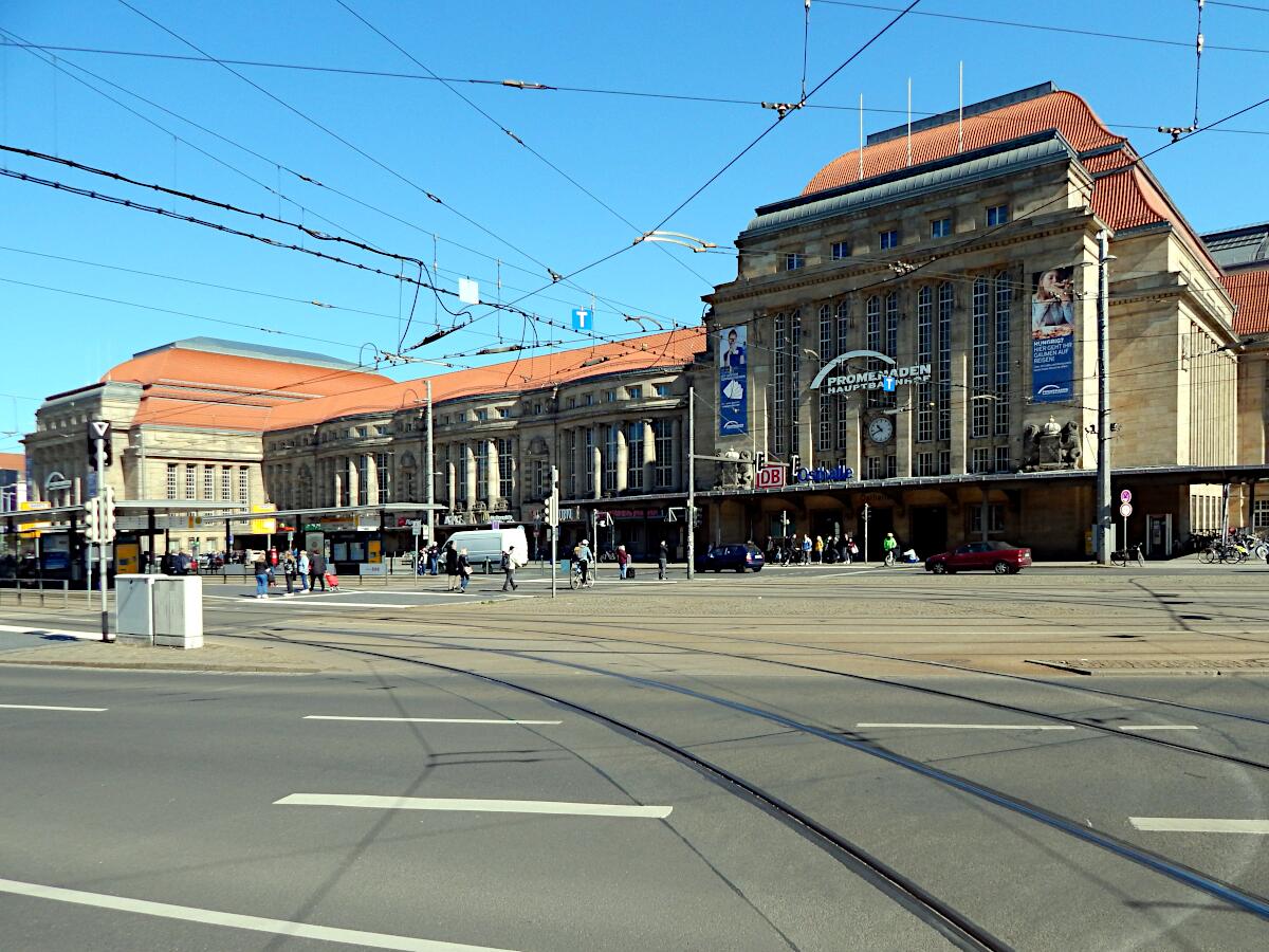 Leipziger Hauptbahnhof (1915; Wiederaufbau 1950-65) - mit Bahnhofsvorplatz