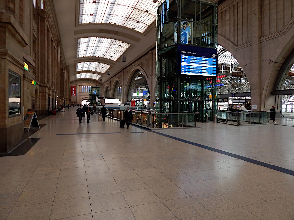 Leipziger Hauptbahnhof (1915; Wiederaufbau 1950-65) - Querbahnsteig