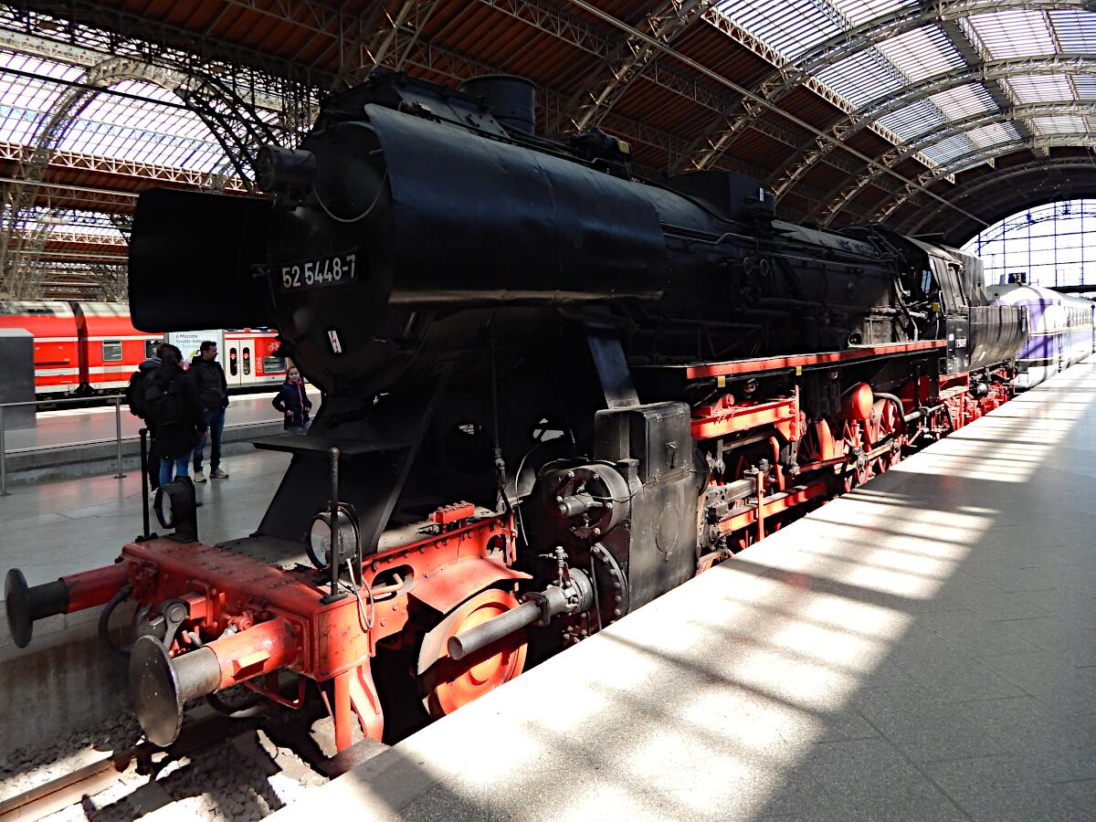 Leipziger Hauptbahnhof (1915; Wiederaufbau 1950-65) - Dampflokomotive Baureihe 52