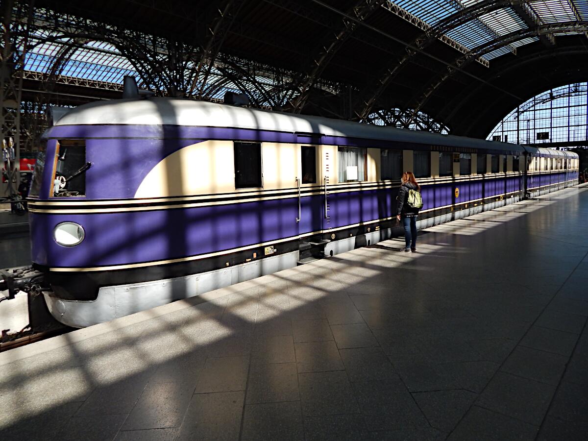 Leipziger Hauptbahnhof (1915; Wiederaufbau 1950-65) - Schnellverbrennungstriebwagen Bauart Hamburg