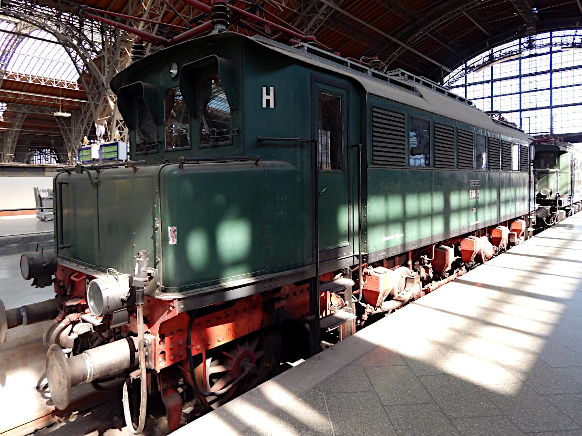 Leipziger Hauptbahnhof (1915; Wiederaufbau 1950-65) - E-Lokomotive Baureihe E 04