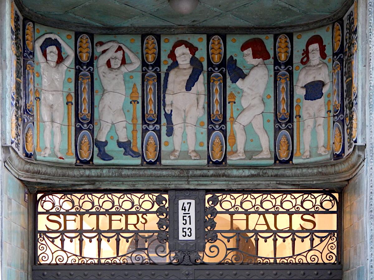 Nikolaistrae 47-51 - Majolikafries am Selters Haus (1907/08)