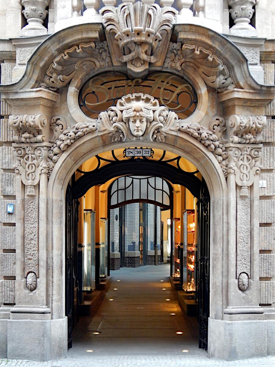 Nikolaistrae 28-32 - Steibs Hof (1907)